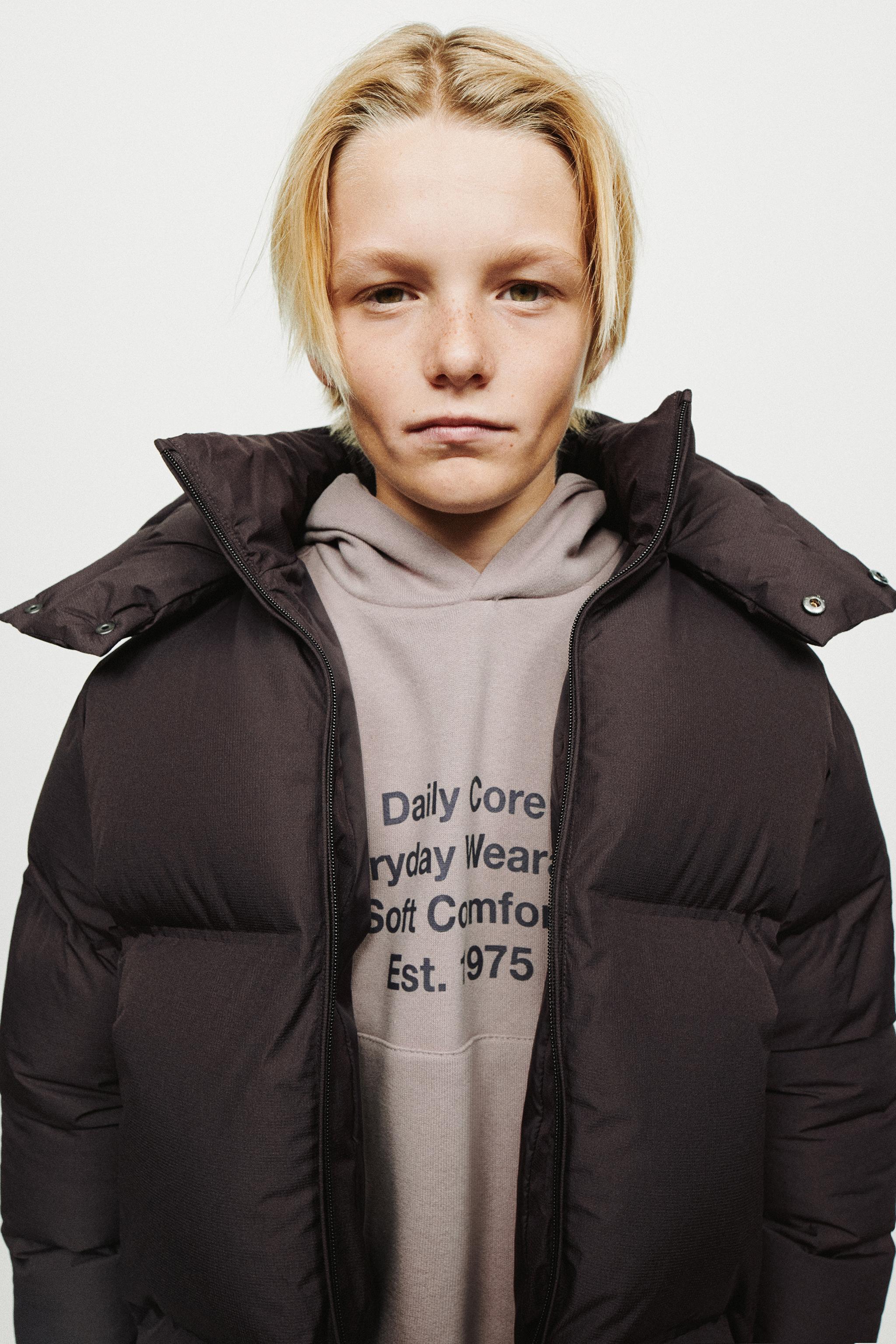 SWEAT À CAPUCHE ET INSCRIPTION